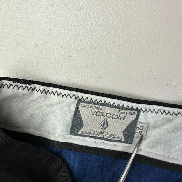 Volcom Men's Chino Khaki Shorts Size 40 Black Flat Front Embroidered Logo Casual - Picture 5 of 8